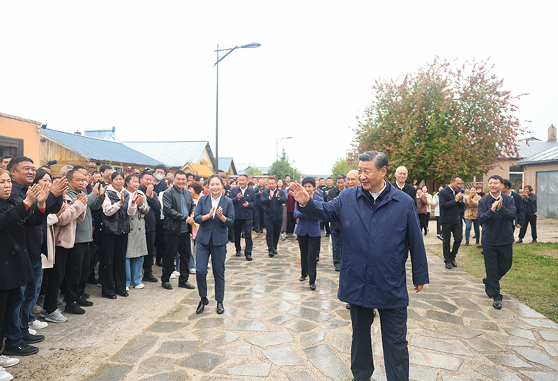 9月6日至8日，中共中央總書記、國家主席、中央軍委主席習(xí)近平在黑龍江考察。這是6日下午，習(xí)近平在大興安嶺地區(qū)漠河市北極村考察時(shí)，向當(dāng)?shù)厝罕姄]手致意。