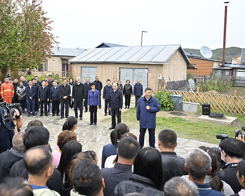 9月6日至8日，中共中央總書記、國家主席、中央軍委主席習(xí)近平在黑龍江考察。這是6日下午，習(xí)近平在大興安嶺地區(qū)漠河市北極村考察時(shí)，同當(dāng)?shù)厝罕娪H切交流。