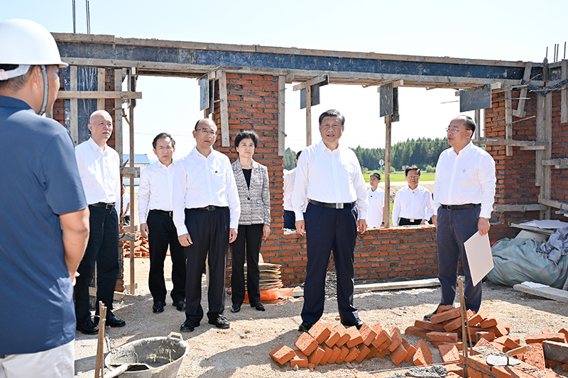 9月6日至8日，中共中央總書記、國家主席、中央軍委主席習(xí)近平在黑龍江考察。這是7日上午，習(xí)近平在遭受洪澇災(zāi)害的哈爾濱尚志市老街基鄉(xiāng)龍王廟村，察看水毀房屋重建情況。