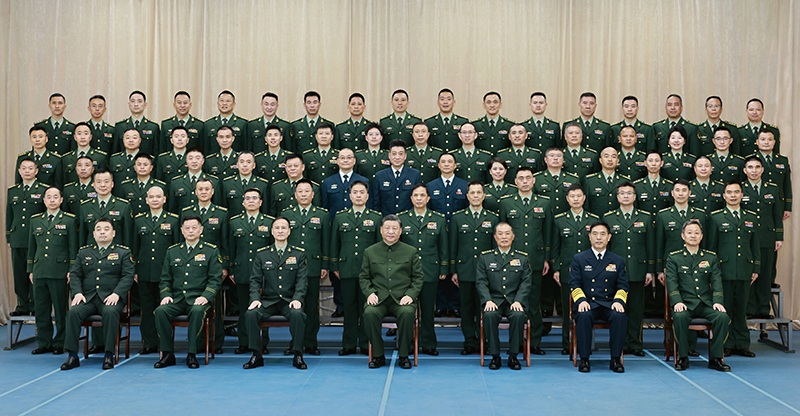 11月29日，中共中央總書記、國家主席、中央軍委主席習(xí)近平到武警海警總隊東海海區(qū)指揮部視察。這是習(xí)近平親切接見東海海區(qū)指揮部有關(guān)同志，同大家合影留念。